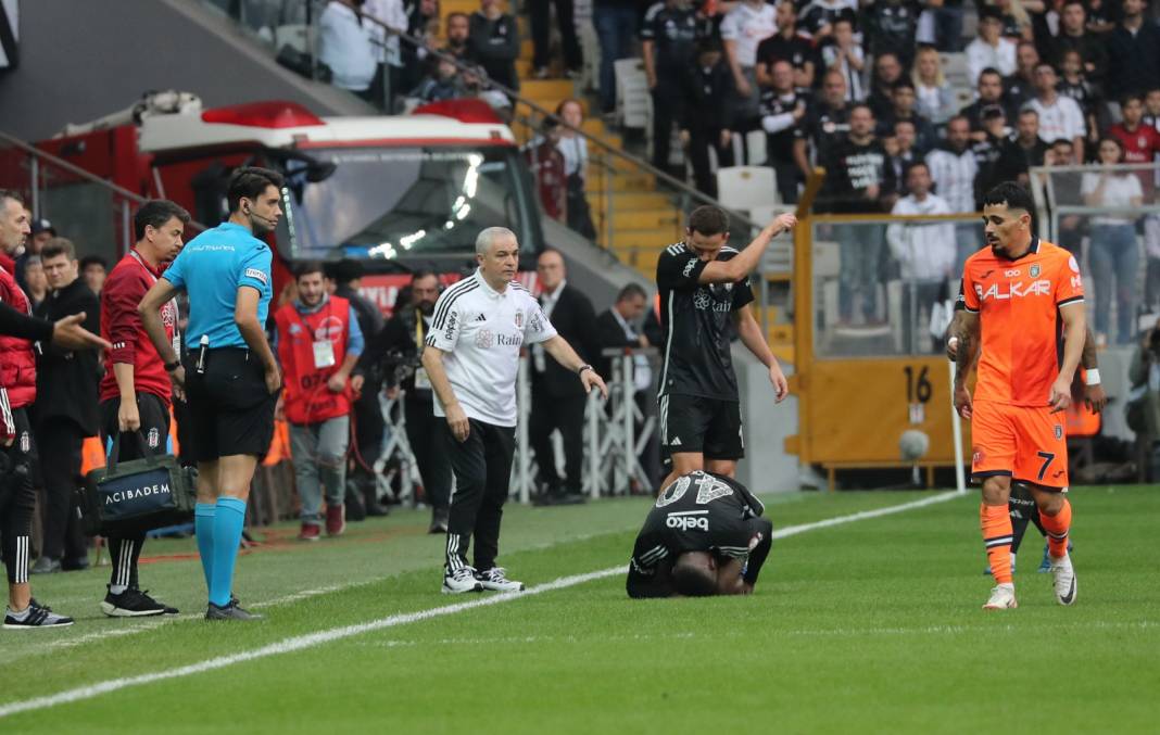 Beşiktaş Başakşehir maçı tribünlerinden muazzam kareler 10